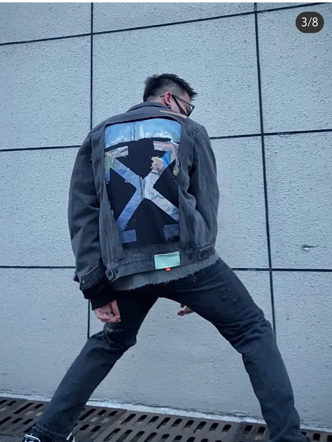 ♻️💯Upper body reference model picture❤️Top tested version Off-White Spanish order King of high street jacket Dream splash OW exclusive powerful wash Exclusive limited series denim jacket Autumn and winter debut! High-end ink printing/gradient flame printing and dyeing process. Stitching oil painting denim jacket. Classic oil painting arrows, Monet's works, once again combined with art, "Claude Monet painting on his Boat" is a masterpiece that is perfectly combined with OW's iconic arrow logo. It has a prominent sign, the splicing of denim and sweatshirts, and the layering effect, which is high-street and eye-catching. The fabric is customized according to YB, heavy-weight washed cotton washed cloth, more than 10 processes of continuous washing and stone grinding, the color and texture are very textured, a full set of accessories are customized, the highest quality original hardware, original kraft paper stripe labeling, accept all challenges of the same version! Couple style washed ripped denim jacket! Of Whi2019's first autumn new single, with dreamy splash-ink printing and dyeing techniques, and classic hole-washed design, the official price is 11,000 yuan. The painting style is a bit like an artist's oil painting, giving people a unique and retro artistic atmosphere. The upper body is full of coolness, with a strong sense of high street, very yuppie! The gradient design all over the denim jacket is very clever and just the right touch! Off-White's first show series, you can imagine its matching magic, and in the streets of autumn and winter, denim is always indispensable. It is exclusively sold, with great value for money and ready to be shipped in seconds! The most classic denim jacket style, heavy washed and distressed craftsmanship, Manet's portrait, a tribute to Impressionism! Heavy washing gives the denim the strongest texture! Quality items are a must buy!  Derived from Off-White's classic elements, the most classic OW denim version, "IMPRESSIONISM" is a specially stylized item that pays homage to Impressionism with Manet's portraits and oil paintings. The large print on the back is Manet's signature One of the table oil paintings, it has a vintage effect. The color scheme is gray and white retro oil painting, pink Slogan and footnotes. It is very eye-catching (semi-finished products imported from Conley digital directly touch, super shocking) high weight and thick cotton denim, full hardware mold opening, super heavy work! Several washing and distressing processes before and after give the black denim a super retro texture! Pair the oversized silhouette with short sleeves or a sweatshirt to make you invincible and walk with wind!  Size chart